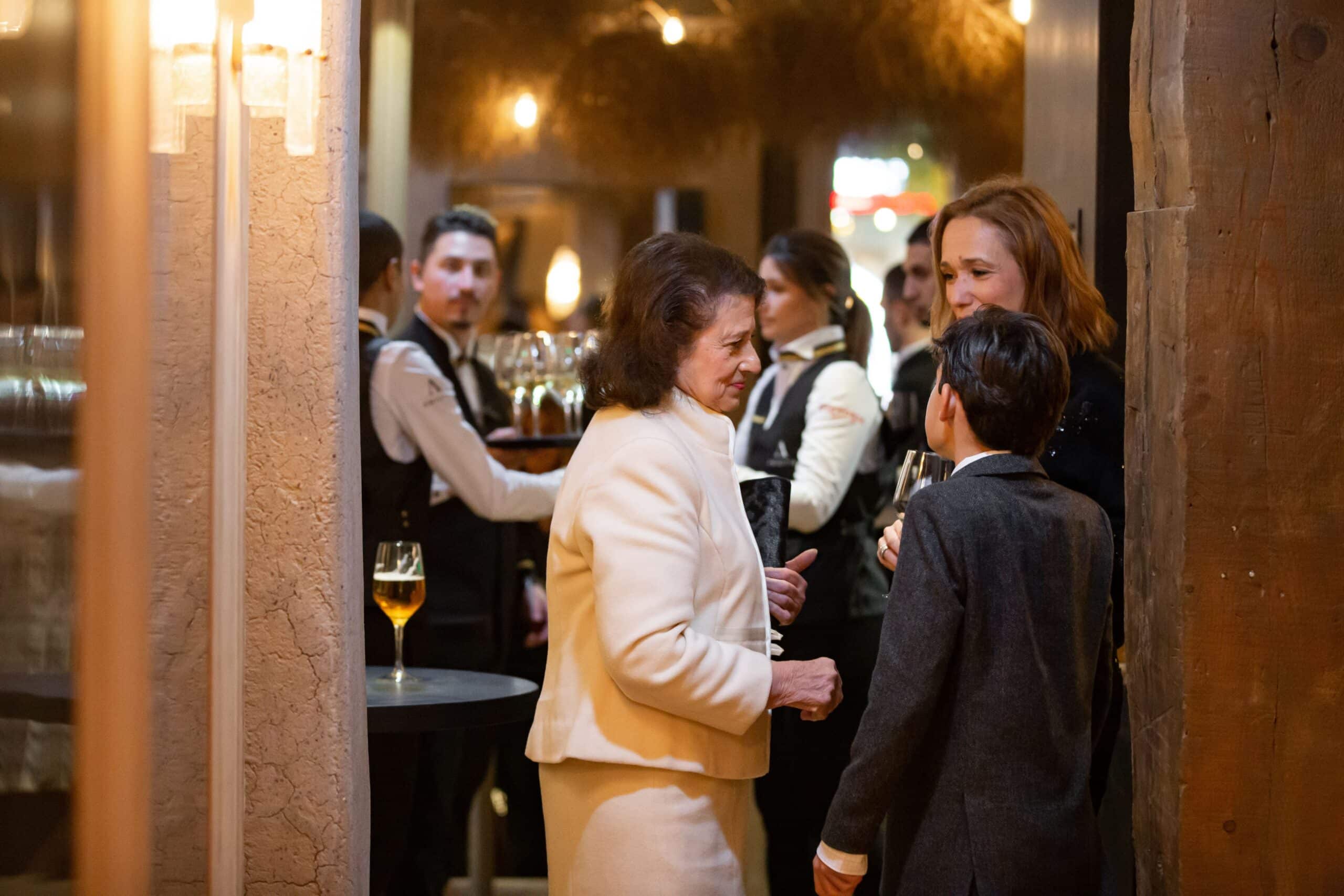 Magdalena Álvarez y Elena de la Orden en la apertura del restaurante de Madrid Amicitia